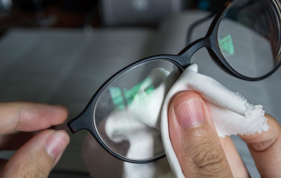 L'usage des nettoyants en lingettes pour les lunettes - Eye Lux